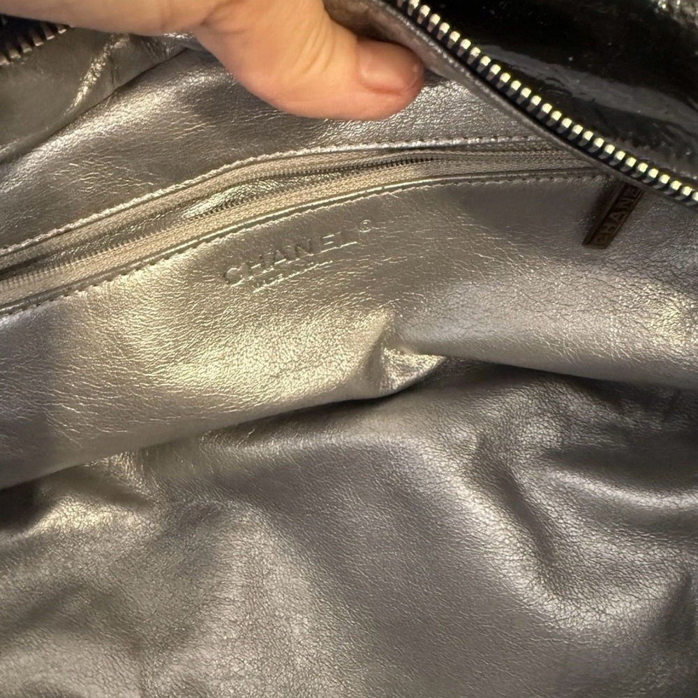 Authentic Chanel Navy Patent Bowling Bag
Chain Straps & Details zipper closure - Picture 6 of 16